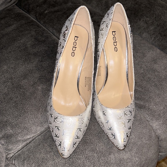 🌻 Gorgeous Silver Pumps 🛍️ bebe 💕 Festive 🛍️ Size 8 - Picture 2 of 12